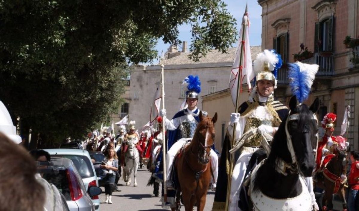 La Bruna a Matera, 500mila luci e archi di fiori con rami merlati La Bruna a Matera, 500mila luci e archi di fiori con rami merlati