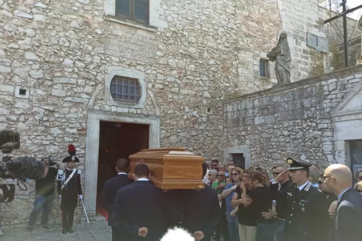 Galleria foto 'Ostuni, lutto cittadino per i funerali del brigadiere Carlo Legrottaglie: aperta la camera ardente' - foto 1