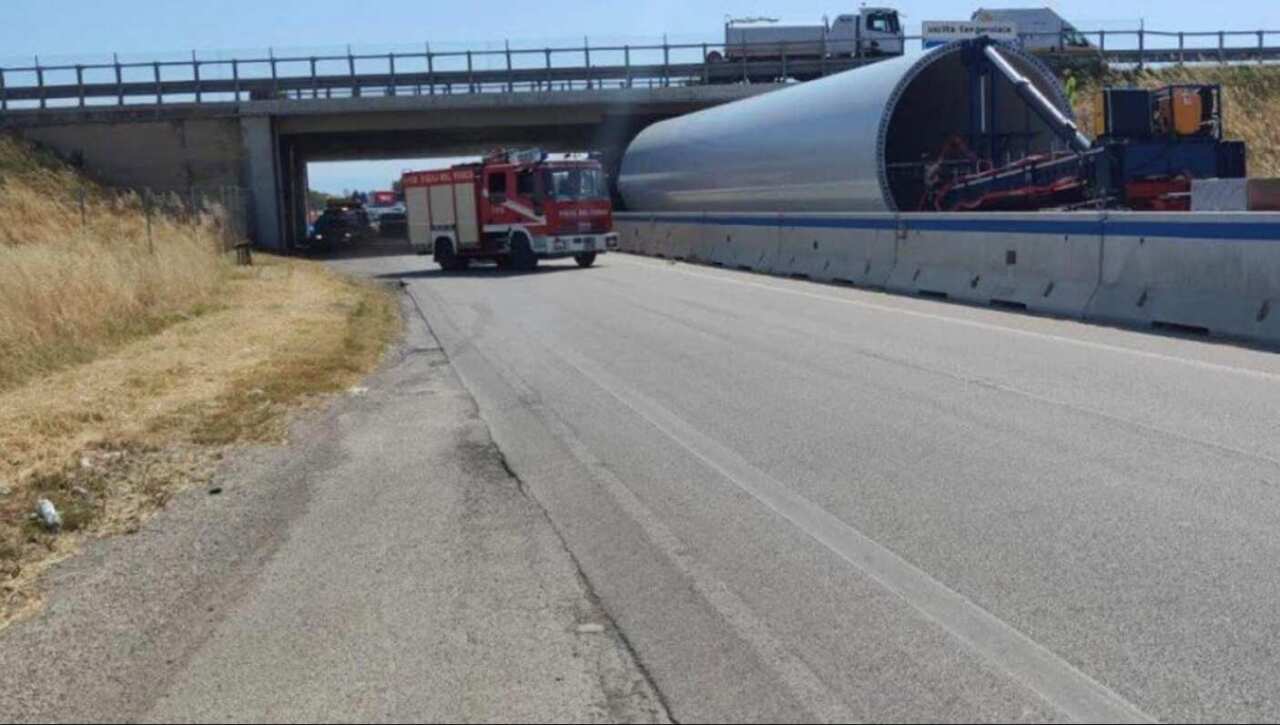 Camion con pala eolica incastrato sotto un ponte sulla Ss 89: traffico bloccato tra Foggia e Manfredonia