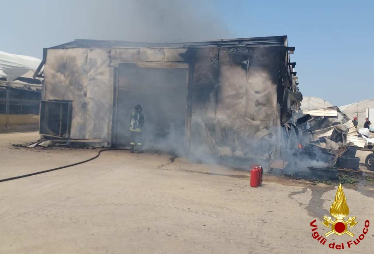 Galleria foto 'Incendio a Ruvo di Puglia: grosso capannone in fiamme, coinvolto anche un camion – FOTO' - foto 1