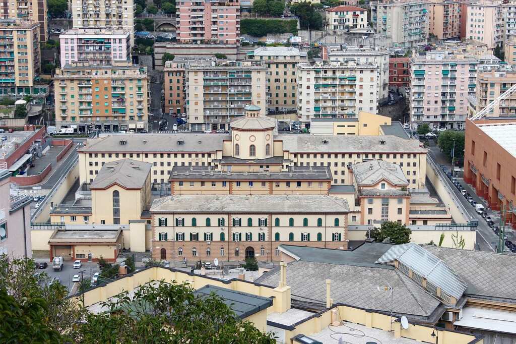 Galleria foto 'Genova, rivolta nel carcere di Marassi: detenuti sul tetto, ci sono dei feriti' - foto 1