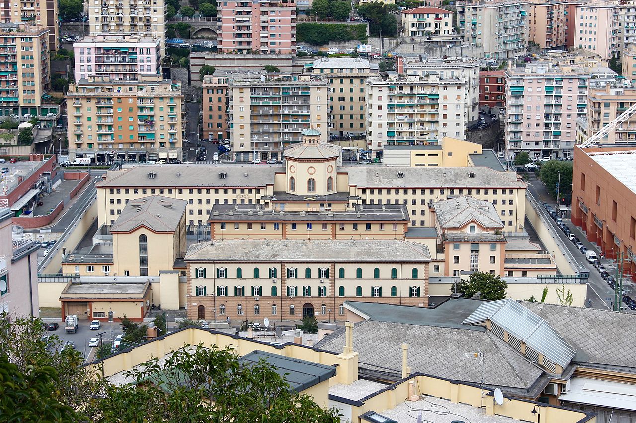 Genova, rivolta nel carcere di Marassi: detenuti sul tetto, ci sono dei feriti
