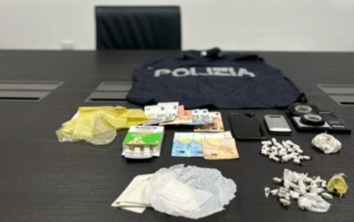 Andria, preparavano le dosi di cocaina in una casa vicino alla Questura: arrestati