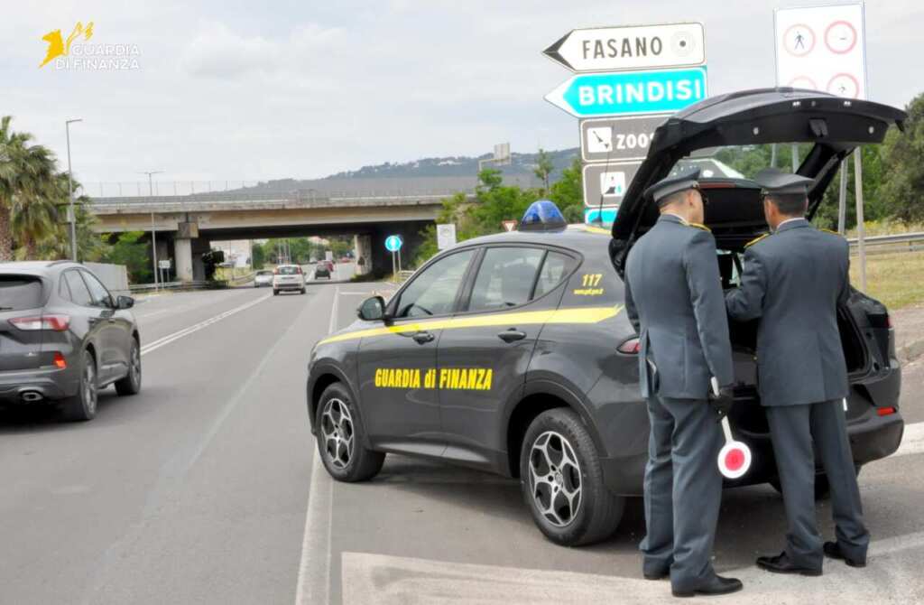 Galleria foto 'Fasano, viaggiano in auto con otto chili di marijuana: arrestati marito e moglie' - foto 1