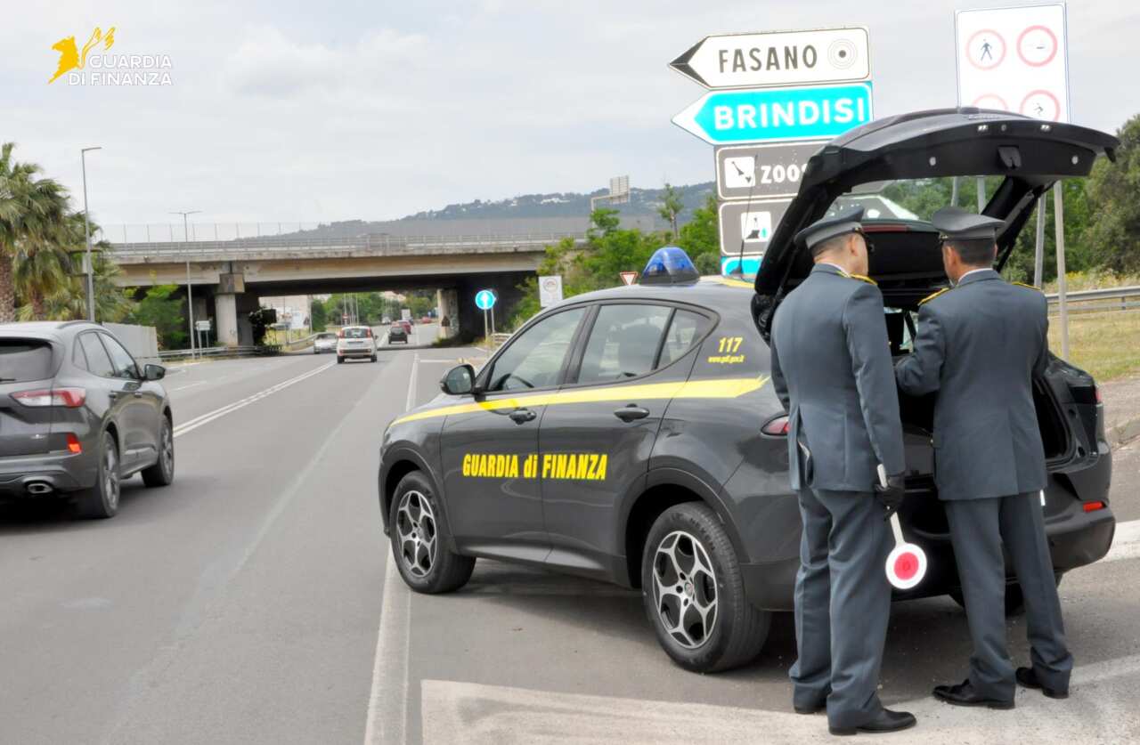 Fasano, viaggiano in auto con otto chili di marijuana: arrestati marito e moglie Fasano, viaggiano in auto con otto chili di marijuana: arrestati marito e moglie