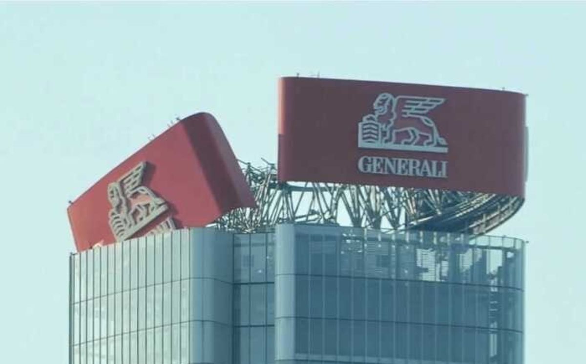 Milano, paura a City Life: crolla l’insegna del grattacielo di “Generali”. Edificio inagibile Milano, paura a City Life: crolla l’insegna del grattacielo di “Generali”. Edificio inagibile