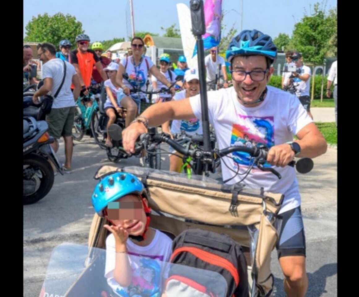Galleria foto '“Dade alla ricerca del Delfino Magico”: padre e figlio in cargo bike da Riccione al Salento per le malattie rare' - foto 1