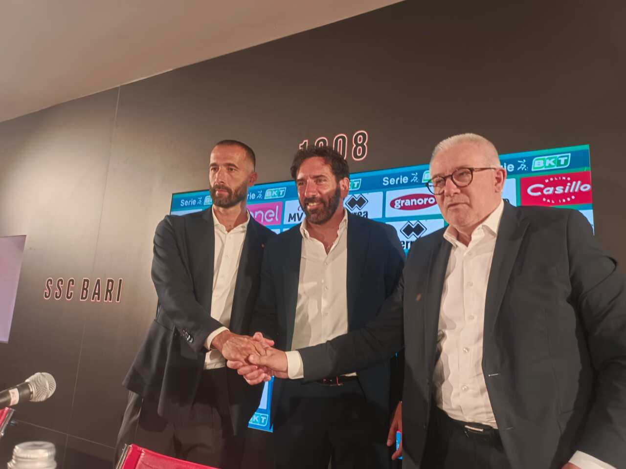 Bari, mister Fabio Caserta si presenta: «Lavoreremo duro per riportare entusiasmo» Bari, mister Fabio Caserta si presenta: «Lavoreremo duro per riportare entusiasmo»