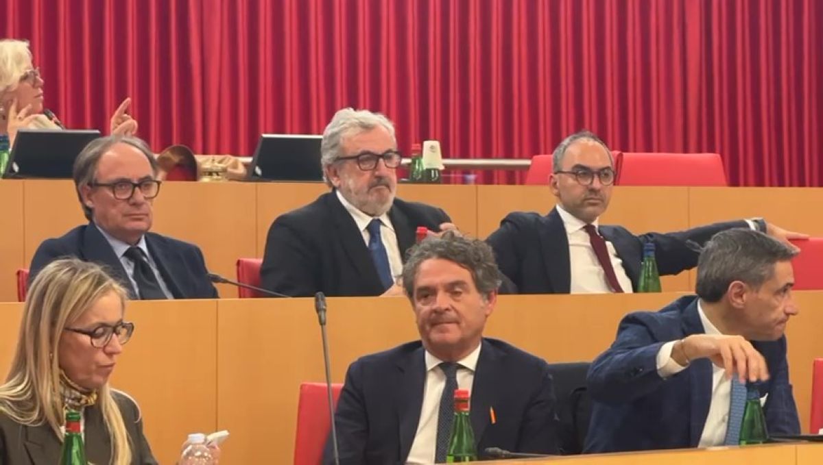 Regione, slitta il voto per la sfiducia: niente intesa tra i partiti sulla legge anti-sindaci Regione, slitta il voto per la sfiducia: niente intesa tra i partiti sulla legge anti-sindaci