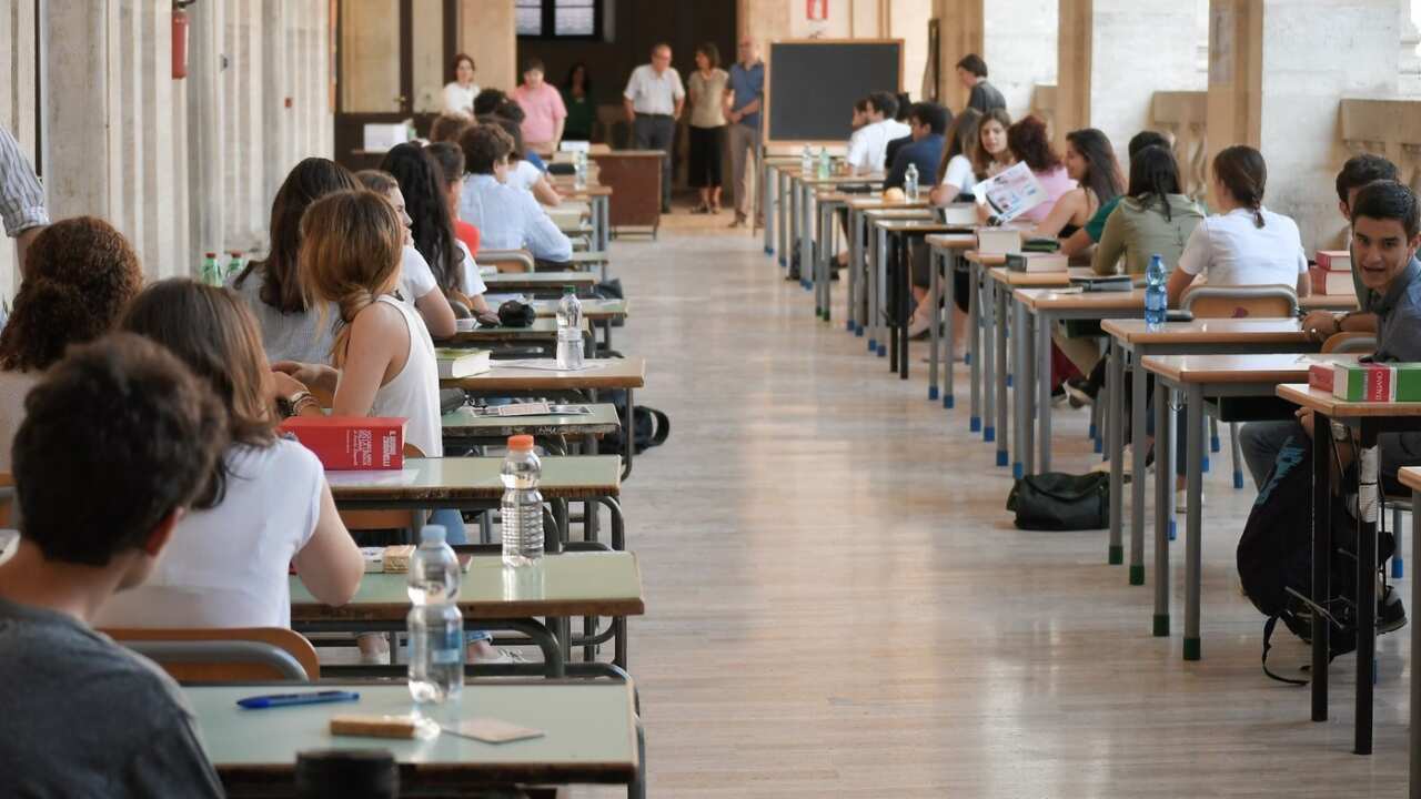 Galleria foto 'Maturità al via per oltre 524mila studenti: Pasolini, Tomasi di Lampedusa e Borsellino per la prima prova' - foto 7