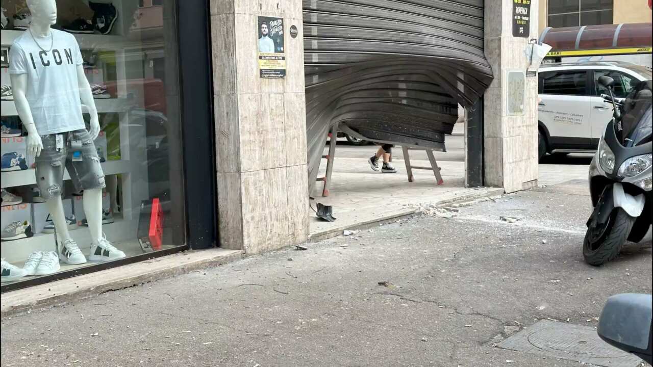 Galleria foto 'Doppia esplosione nel Foggiano, nel capoluogo bomba davanti a un negozio. A Orta Nova assalto al bancomat' - foto 2