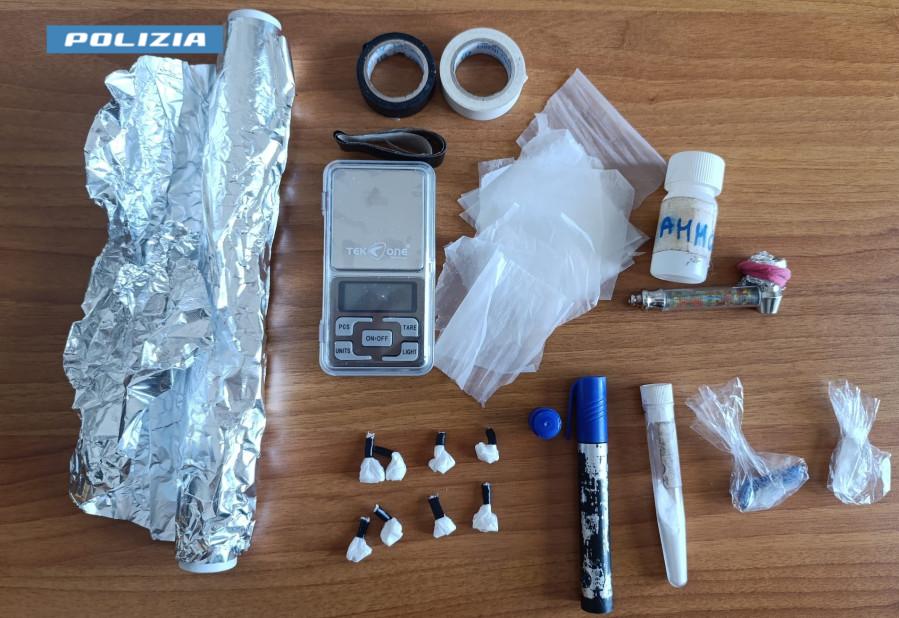 Galleria foto 'Salento, nascondevano la cocaina in un pennarello: denunciata coppia a Collemeto per spaccio di droga' - foto 1