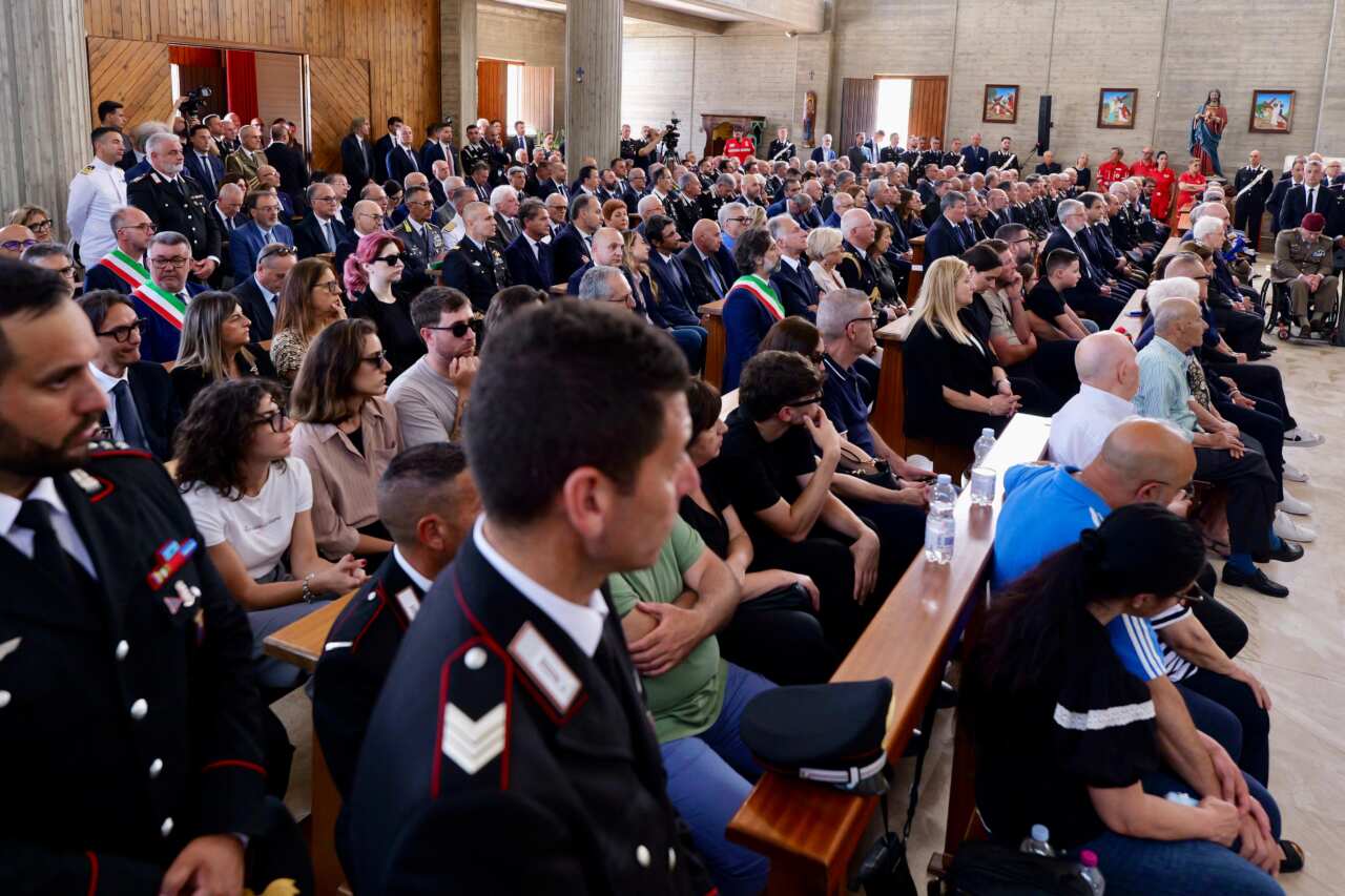 Galleria foto 'A Ostuni i funerali del carabiniere Carlo Legrottaglie, bara accolta da lungo applauso – FOTO' - foto 4