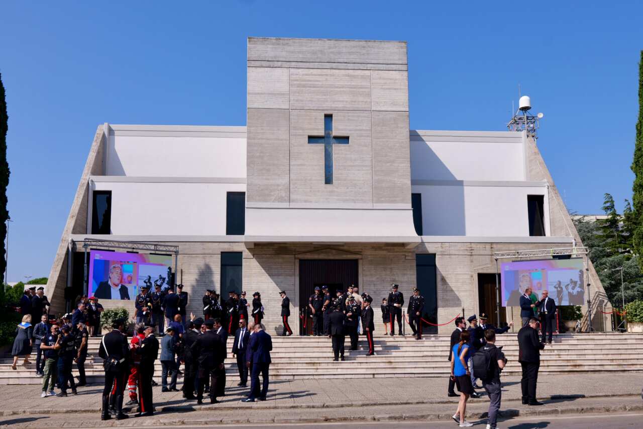 Galleria foto 'A Ostuni i funerali del carabiniere Carlo Legrottaglie, bara accolta da lungo applauso – FOTO' - foto 3