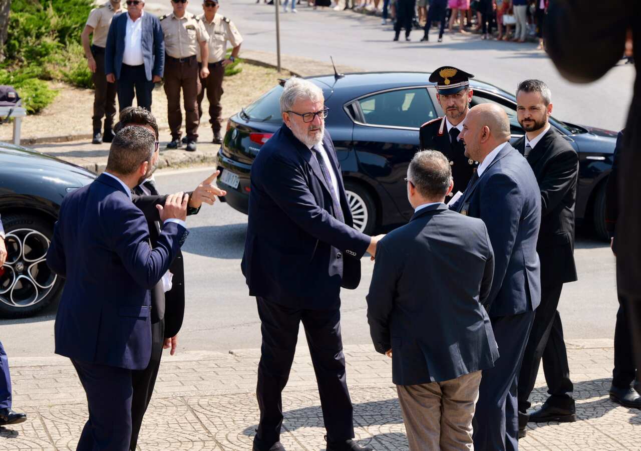 Galleria foto 'A Ostuni i funerali del carabiniere Carlo Legrottaglie, bara accolta da lungo applauso – FOTO' - foto 6
