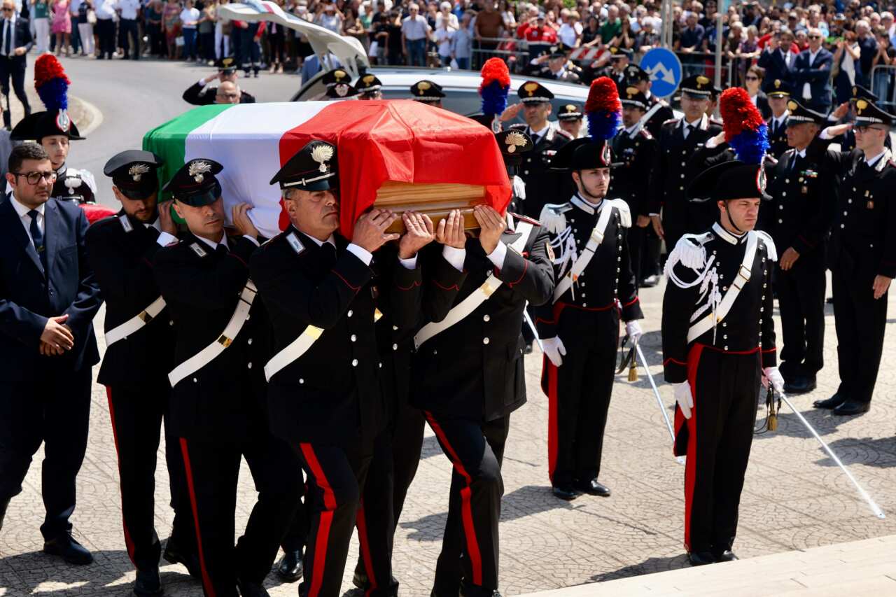 Galleria foto 'A Ostuni i funerali del carabiniere Carlo Legrottaglie, bara accolta da lungo applauso – FOTO' - foto 2