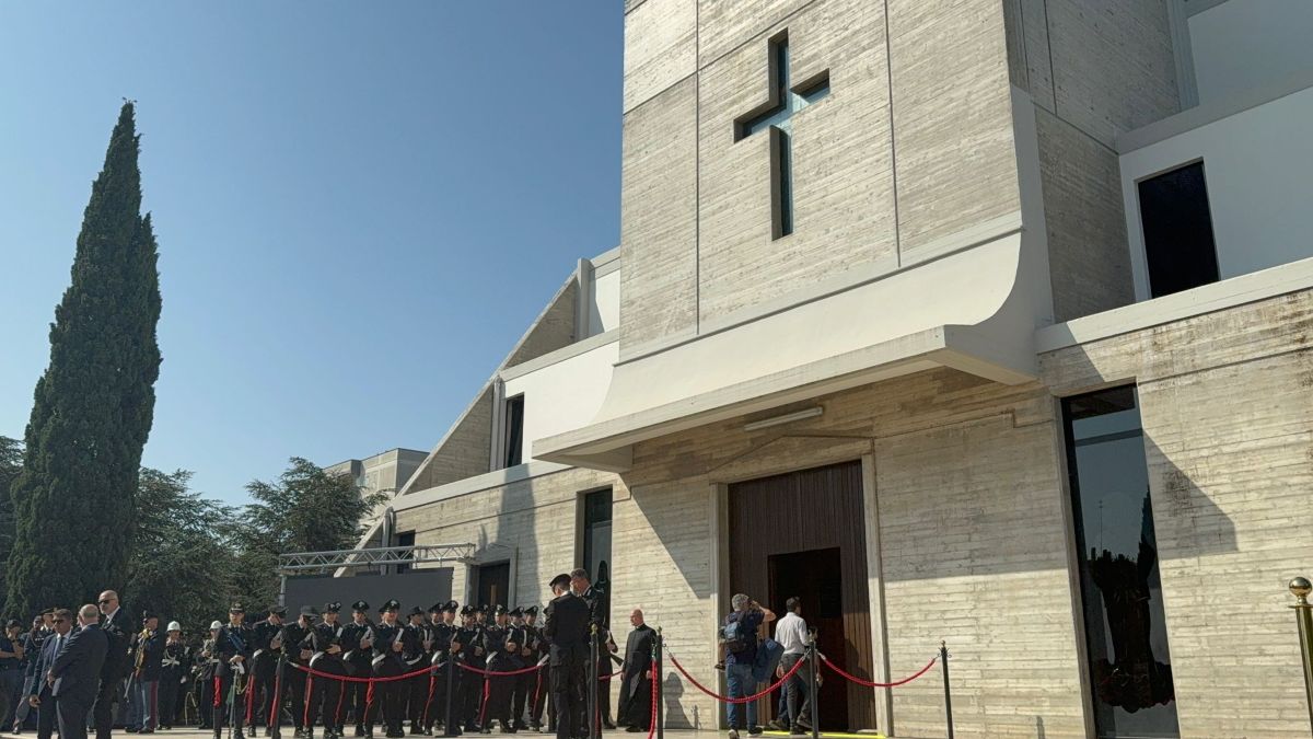 Galleria foto 'A Ostuni i funerali del carabiniere Carlo Legrottaglie, bara accolta da lungo applauso – FOTO' - foto 12