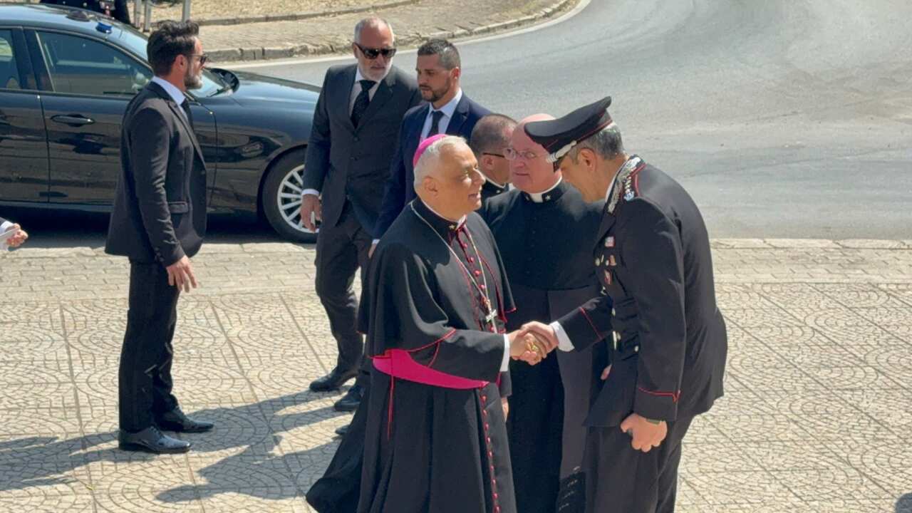 Galleria foto 'A Ostuni i funerali del carabiniere Carlo Legrottaglie, bara accolta da lungo applauso – FOTO' - foto 14