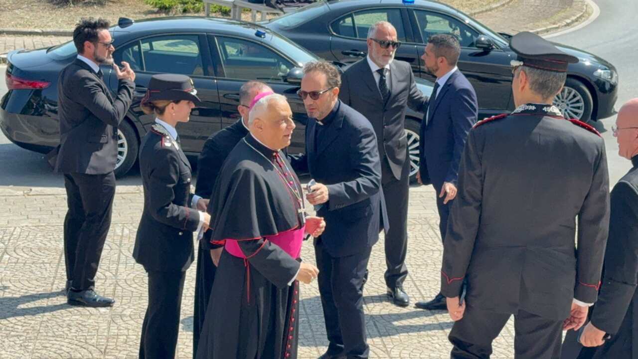 Galleria foto 'A Ostuni i funerali del carabiniere Carlo Legrottaglie, bara accolta da lungo applauso – FOTO' - foto 13