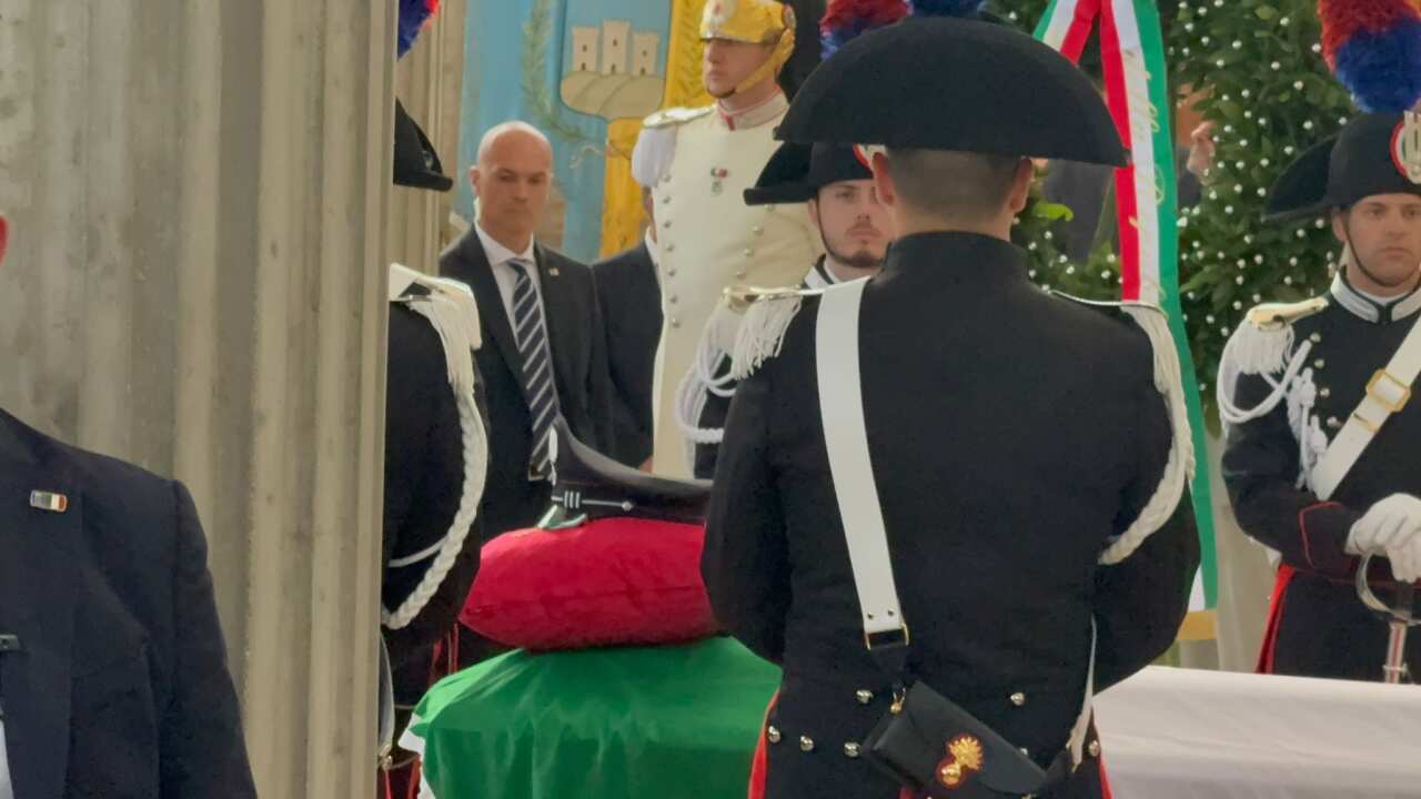 Galleria foto 'A Ostuni i funerali del carabiniere Carlo Legrottaglie, bara accolta da lungo applauso – FOTO' - foto 10