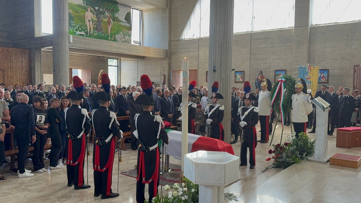 Galleria foto 'A Ostuni i funerali del carabiniere Carlo Legrottaglie, bara accolta da lungo applauso – FOTO' - foto 11