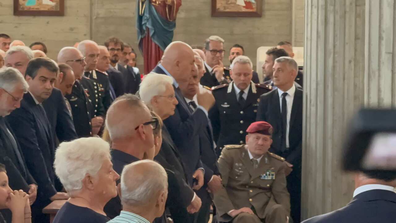 Galleria foto 'A Ostuni i funerali del carabiniere Carlo Legrottaglie, bara accolta da lungo applauso – FOTO' - foto 9