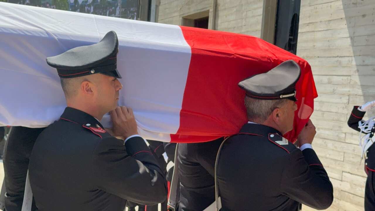 Galleria foto 'A Ostuni i funerali del carabiniere Carlo Legrottaglie, bara accolta da lungo applauso – FOTO' - foto 8