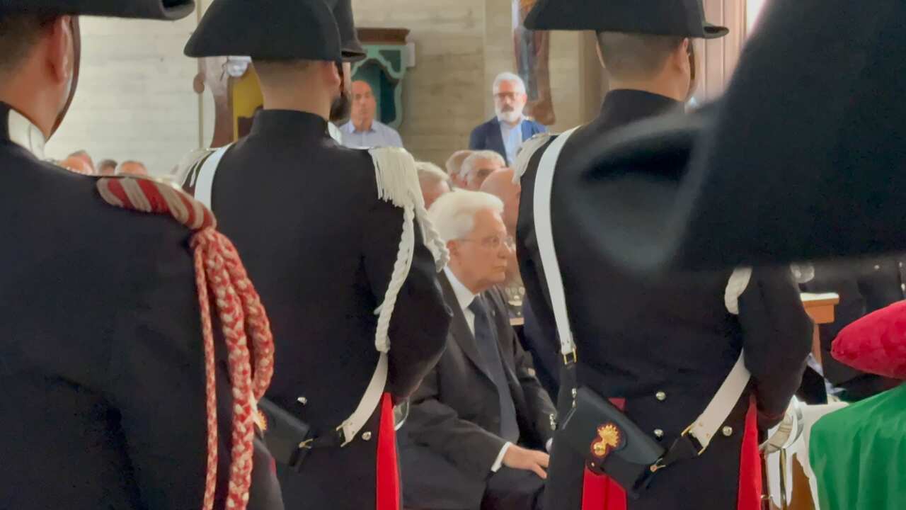 Galleria foto 'A Ostuni i funerali del carabiniere Carlo Legrottaglie, bara accolta da lungo applauso – FOTO' - foto 7