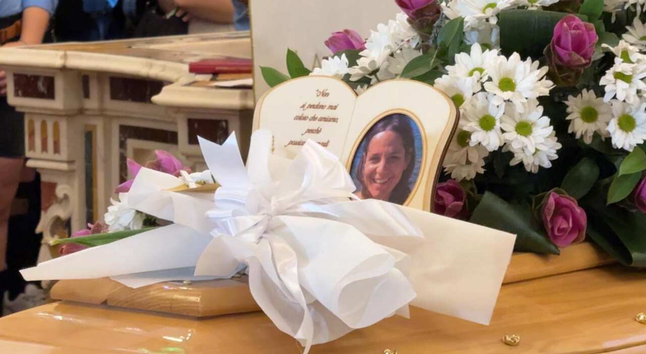 Galleria foto 'Racale, l’ultimo saluto a Teresa Sommario. Il dolore dell’ex marito: «Non riesco a capire»' - foto 1