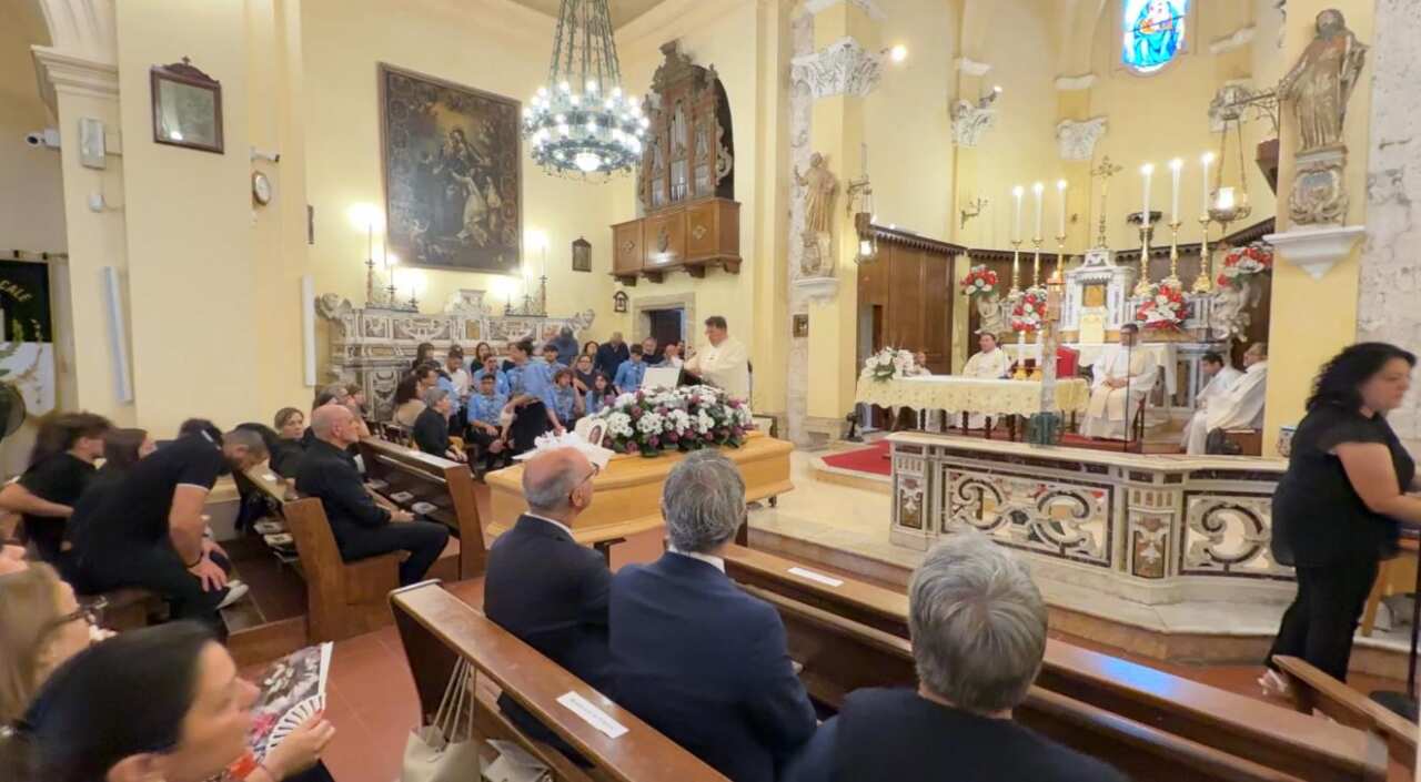 Galleria foto 'Racale, l’ultimo saluto a Teresa Sommario. Il dolore dell’ex marito: «Non riesco a capire»' - foto 2
