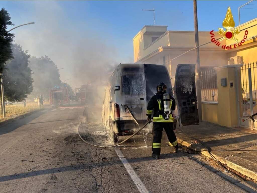 Furgone in fiamme sulla Sp 69 a Mesagne: illese le tre persone a bordo. Si indaga