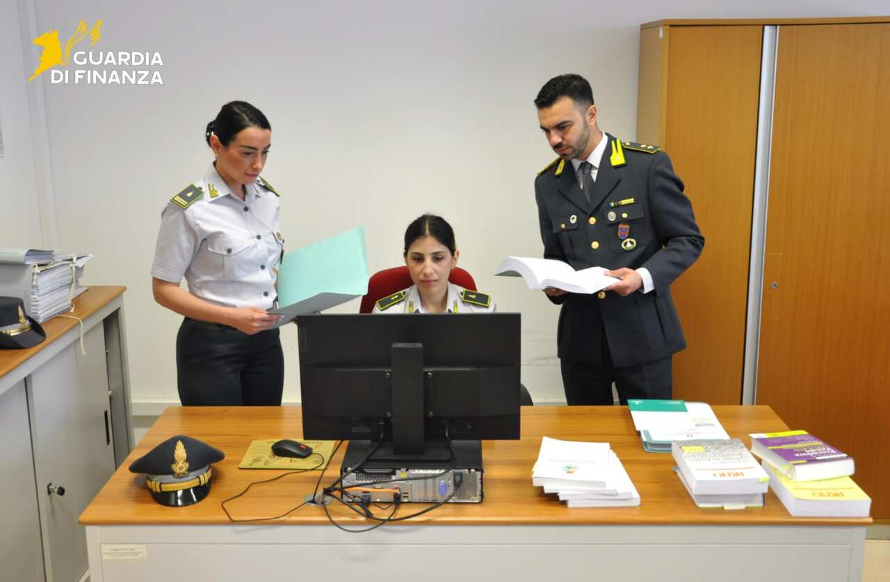 Brindisi, al setaccio l’intera provincia: scoperti 45 lavoratori in nero, chiuse 12 imprese Brindisi, al setaccio l’intera provincia: scoperti 45 lavoratori in nero, chiuse 12 imprese