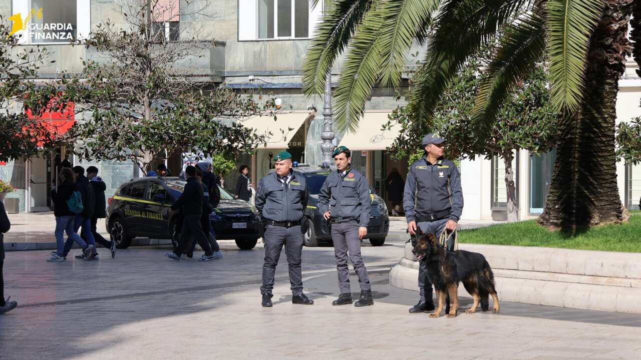 Galleria foto 'Controlli antidroga nel Tarantino, sequestrate numerose dosi di hashish e cocaina' - foto 1