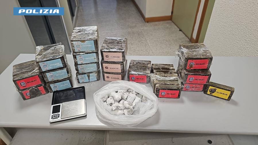 Galleria foto 'Brindisi, nasconde nove chili di hashish nel frigobar in camera da letto: arrestato' - foto 1