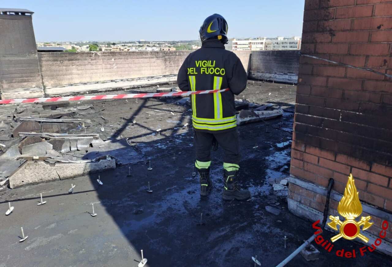 Incendio all’Hotel Federiciano di Valenzano: in fiamme la coibentazione del tetto della struttura – FOTO