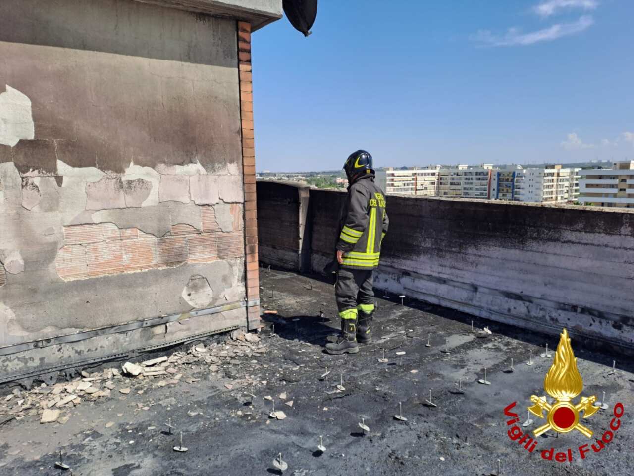 Incendio all’Hotel Federiciano di Valenzano: in fiamme la coibentazione del tetto della struttura – FOTO