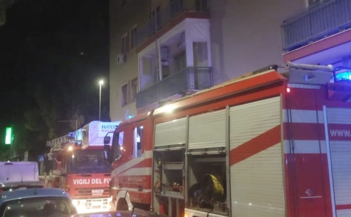 Galleria foto 'Brindisi, paura in via Aldo Moro: a fuoco un appartamento, le fiamme partite dalla cucina' - foto 1