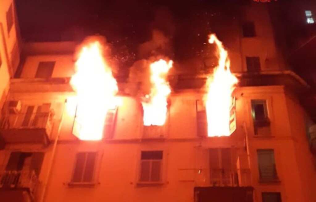 Galleria foto 'Milano, incendio in un appartamento: una donna si lancia dal quinto piano e muore' - foto 1