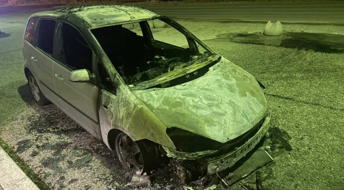 Galleria foto 'Torremaggiore, incendiata l’auto dell’assessore al Bilancio: «Nessuno riuscirà a intimidirmi»' - foto 1