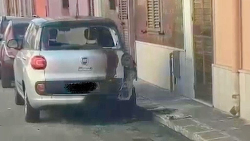 Galleria foto 'Trepuzzi, incendiata l’auto di un carabiniere nel Salento: indagini in corso' - foto 1