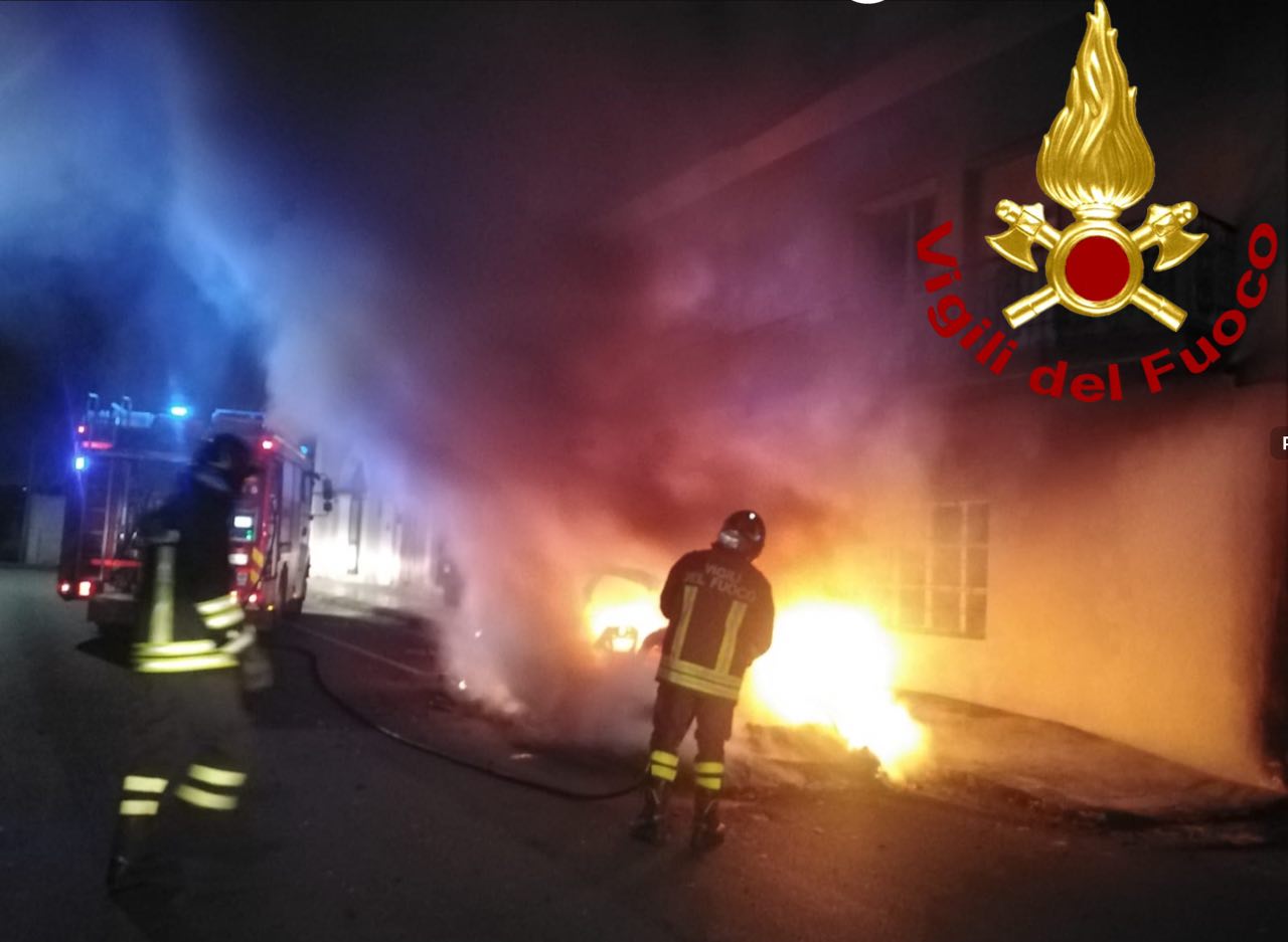 Fiamme nella notte a Casarano, un’Audi Q8 distrutta in un incendio: indagini in corso Fiamme nella notte a Casarano, un’Audi Q8 distrutta in un incendio: indagini in corso