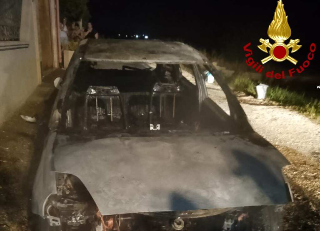 Galleria foto 'Incendio nella notte a Taurisano, in fiamme un’auto: intervengono i vigili del fuoco' - foto 1