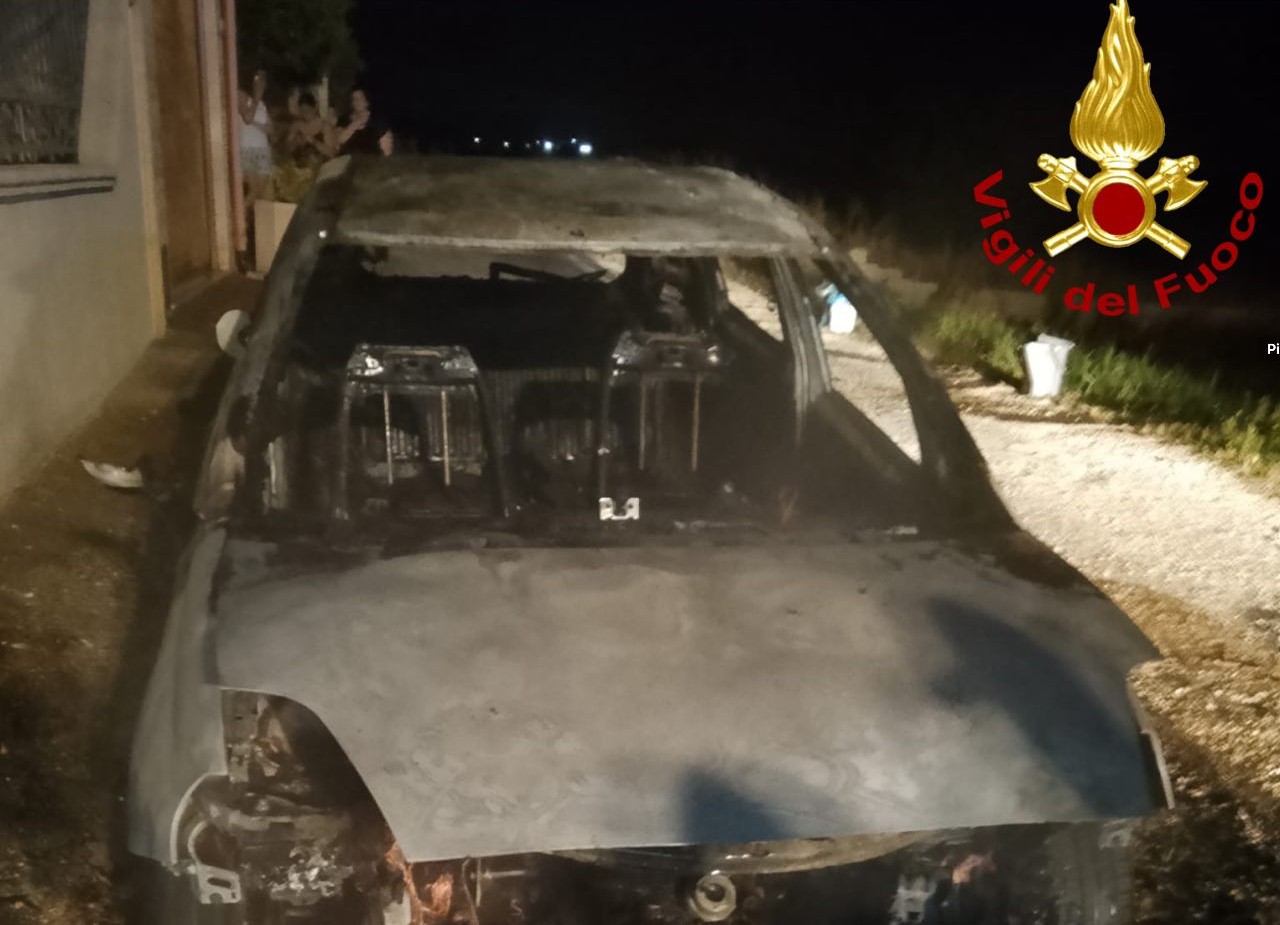 Incendio nella notte a Taurisano, in fiamme un’auto: intervengono i vigili del fuoco