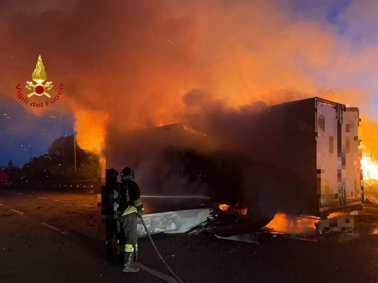 Paura sulla strada statale 106 Jonica nel Materano: in fiamme un camion che trasportava pesce