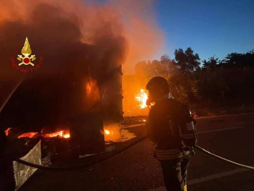 Paura sulla strada statale 106 Jonica nel Materano: in fiamme un camion che trasportava pesce