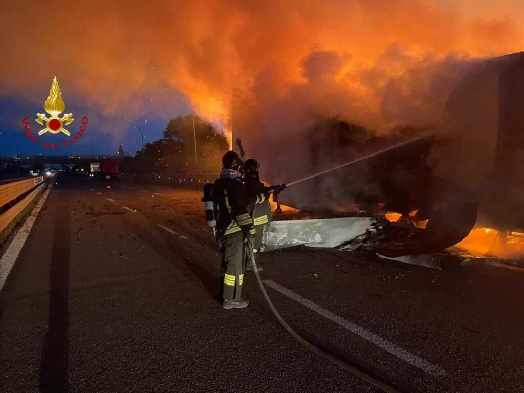 Paura sulla strada statale 106 Jonica nel Materano: in fiamme un camion che trasportava pesce