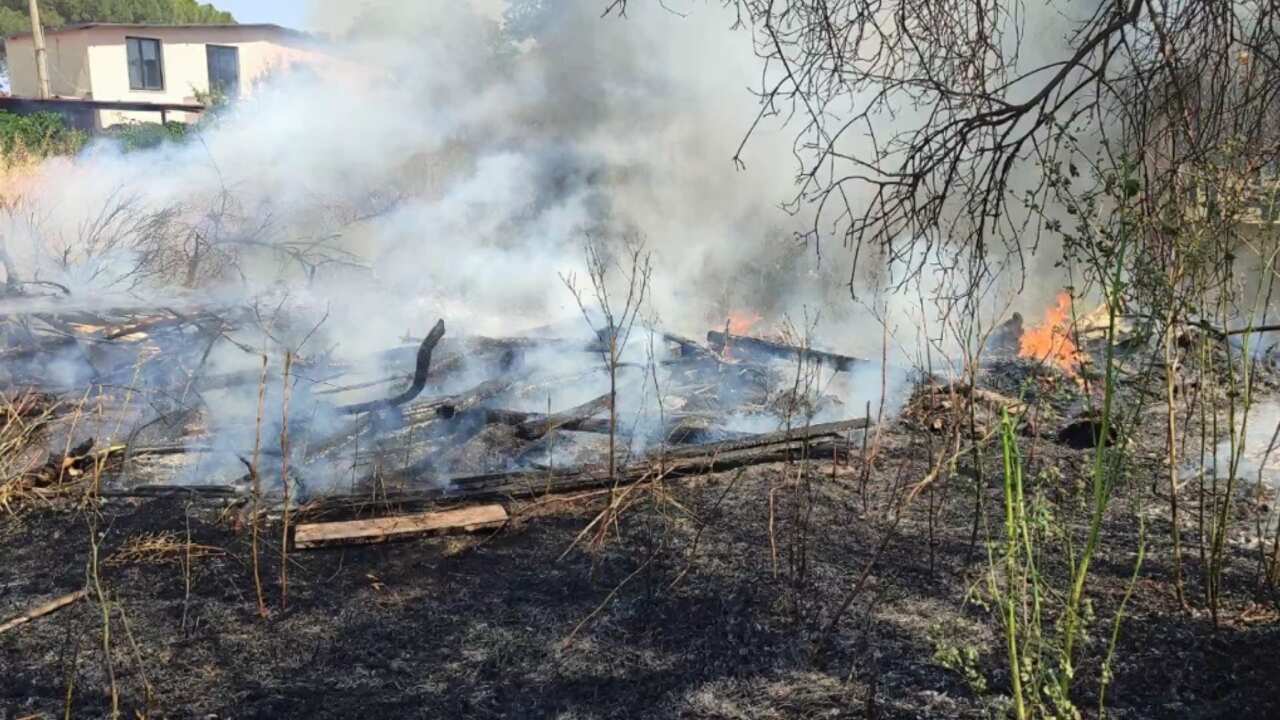 Foggia, vasto incendio alle porte della città: fuoco in un campo di grano, in fiamme anche sterpaglie e rifiuti Foggia, vasto incendio alle porte della città: fuoco in un campo di grano, in fiamme anche sterpaglie e rifiuti