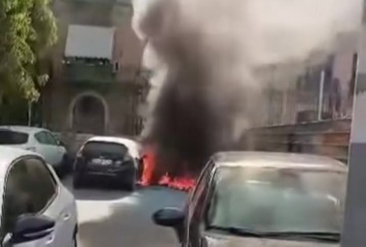 Galleria foto 'Bari, incendio all’ex Manifattura Tabacchi: le fiamme partono da un materasso e si propagano a un’auto – VIDEO' - foto 1