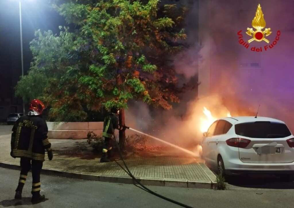 Galleria foto 'Incendi nel Brindisino, due auto distrutte dalle fiamme nel capoluogo e a Francavilla Fontana' - foto 2
