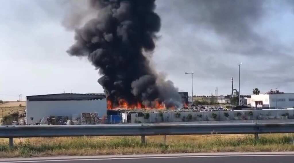 Galleria foto 'Incendio in un impianto di trattamento rifiuti a Mottola, il sindaco: «Tenete chiuse le finestre»' - foto 1
